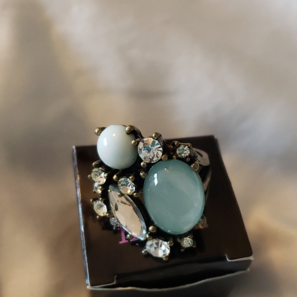 AVON MARK JEWELRY - Picture 1 of 3